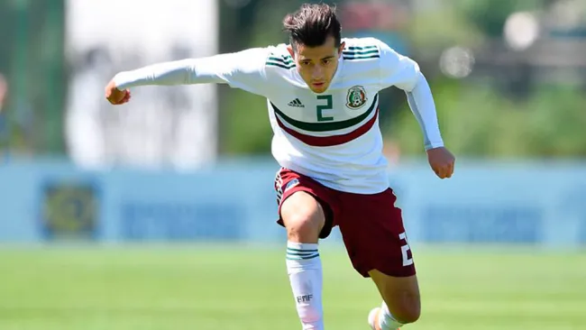 Alan Mozo, durante un partido del Tri