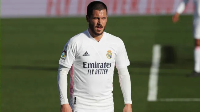 Eden Hazard durante un duelo con el Real Madrid 