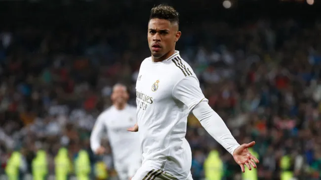 Mariano Díaz durante un duelo con el Real Madrid 