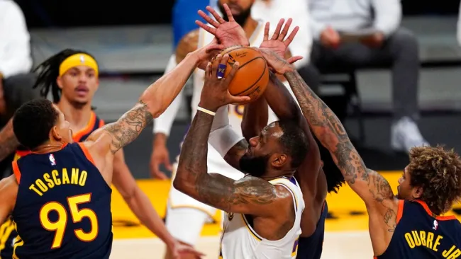 Juan Toscano enfrentando a LeBron James