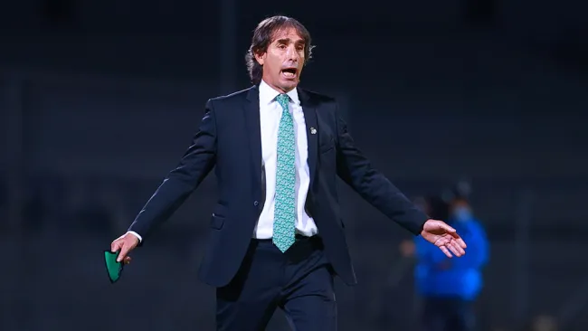 Guillermo Almada, explota ante una decisión arbitral