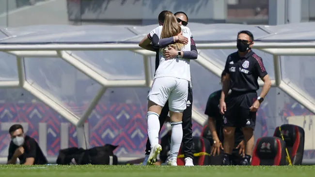 Mónica Vergara en un abrazo con Katty Martínez