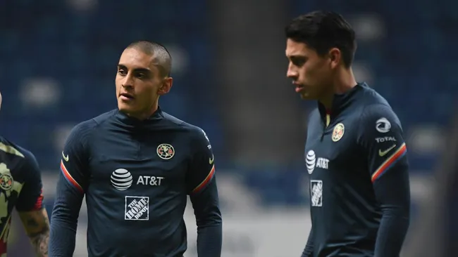 Santiago Naveda y Ramón Juárez previo a un partido de América