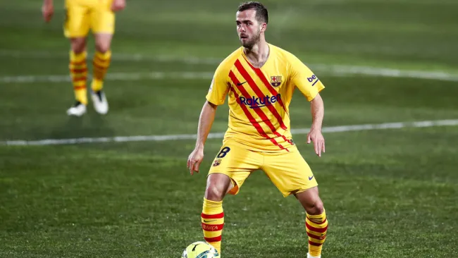 Miralem Pjanic durante un duelo con el Barcelona 