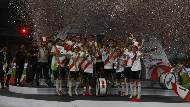 River Plate celebrando segundo campeonato en la Supercopa Argentina