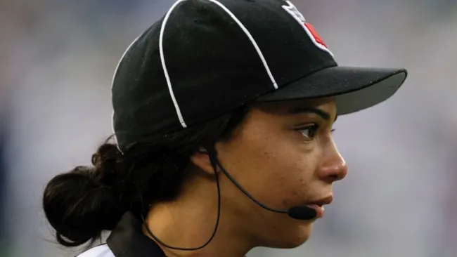 Maia Chaka en acción como árbitro en la NFL