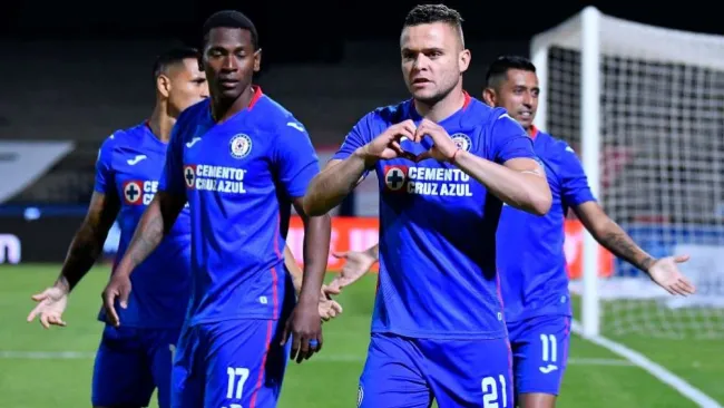 Jonathan Rodríguez en festejo con Cruz Azul