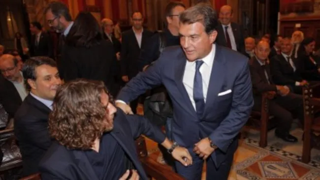 Puyol saludando a Laporta