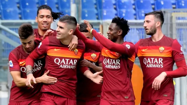 Jugadores de la Roma celebran gol vs Genoa