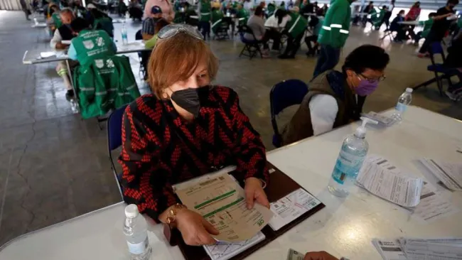 Mexicanos solicitando apoyo económico