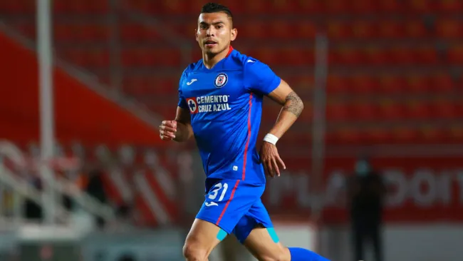 Orbelín Pineda, durante un juego con Cruz Azul