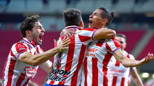 Jugadores de Chivas festejan un gol