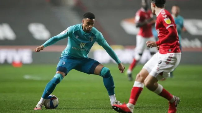 Arnaut Danjuma, centrocampista neérlandes del Bournemouth, en acción 