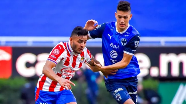 Alexis Vega César Montes en un partido de Liga MX