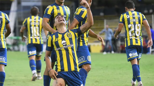 Luca Martínez Dupuy festeja un gol con Rosario Central 