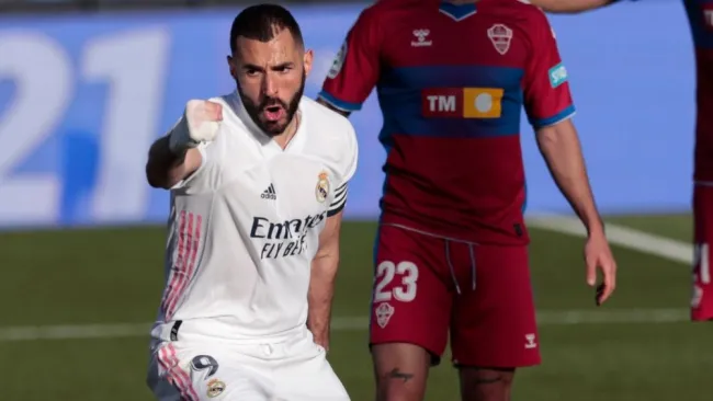 Karim Benzema tras anotar gol ante el Elche