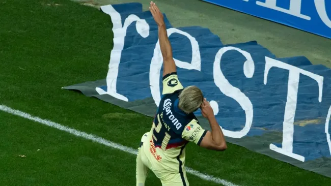 Martín celebra contra Chivas