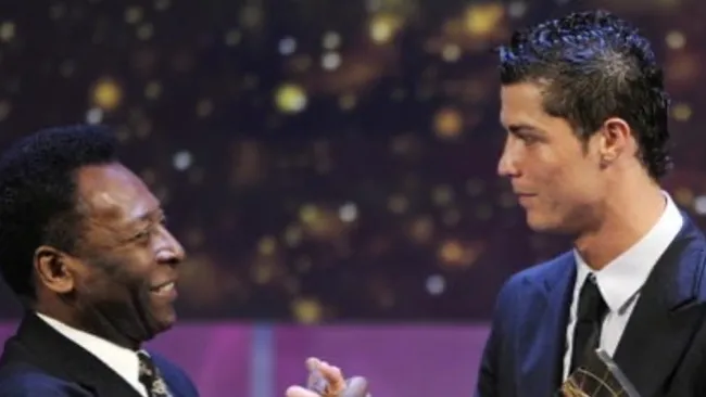 Pelé felicitando a Cristiano Ronaldo