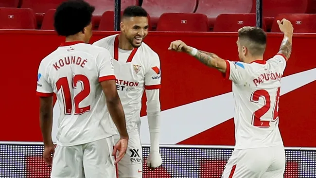 Jugadores del Sevilla celebrando gol vs Betis