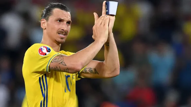 Zlatan Ibrahimovic durante un duelo con la selección de Suecia 