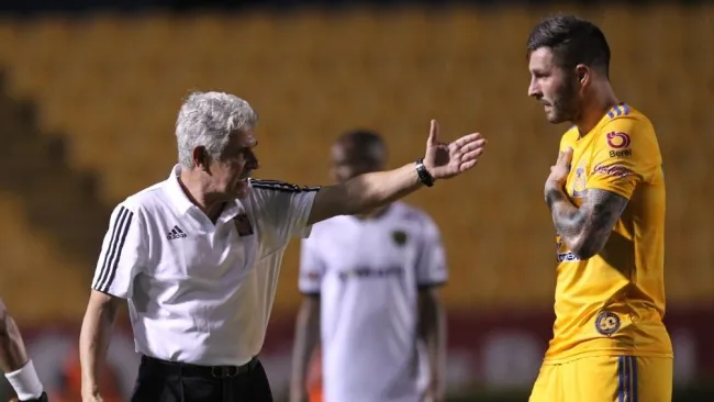 Ricardo Ferretti y Gignac durante un partido