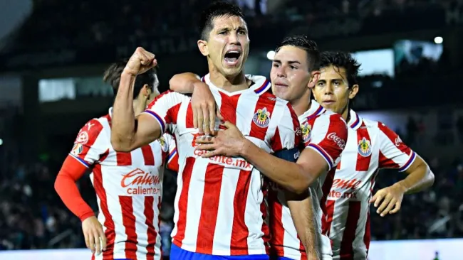 Jugadores de Chivas festejando un gol a favor