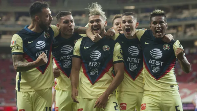 Jugadores del América festejan un gol en el Akron 
