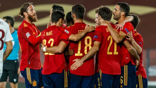 Jugadores de España celebran un gol durante un duelo 