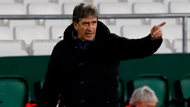 Pellegrini da indicaciones a sus jugadores