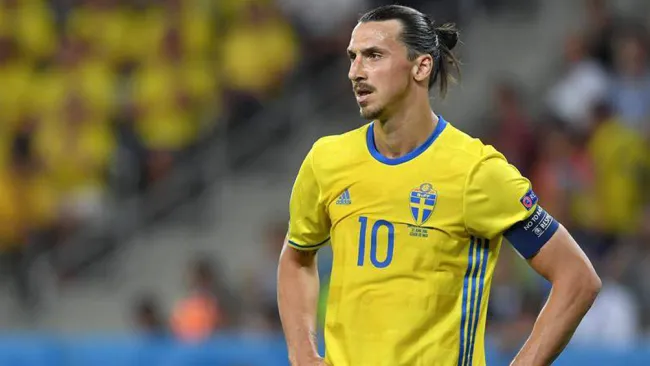 Zlatan Ibrahimovic durante un duelo con la selección de Suecia 