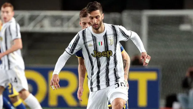 Rodrigo Bentancur durante un duelo con la Juventus 