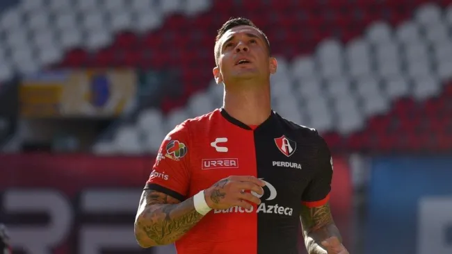 Milton Caraglio en un partido con Atlas