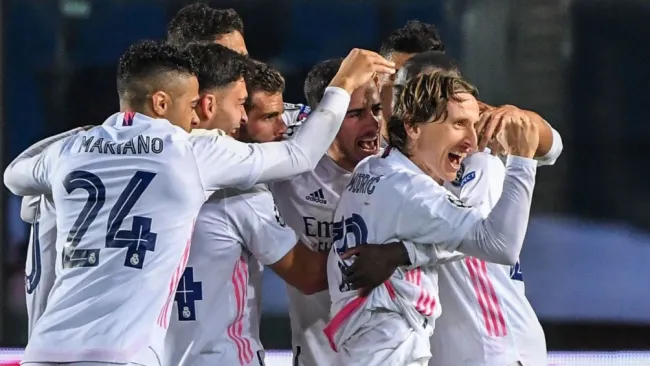 Luka Modric celebra con sus compañeros del Real Madrid