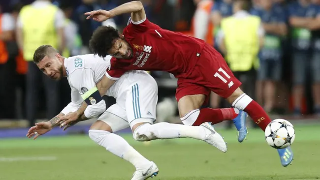 Momento que Sergio Ramos lesionó a Mohamed Salah 