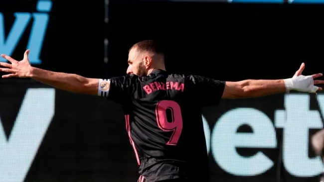 Karim Benzema tras anotar gol a favor del Real Madrid