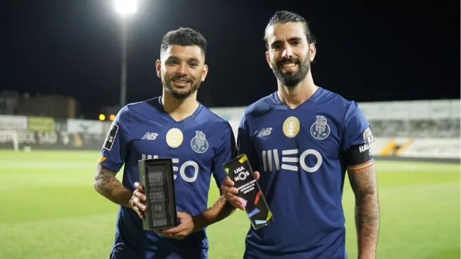 Tecatito Corona y Oliveira reconocidos por el Porto
