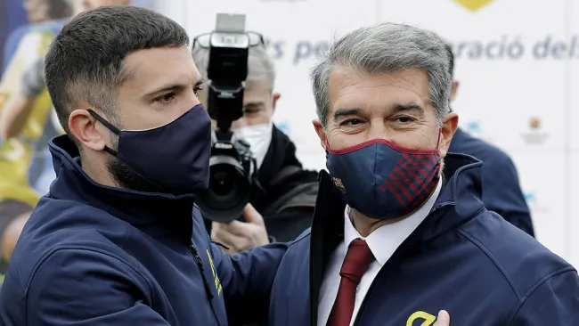 Jordi Alba acompañado del presidente del FC Barcelona, Joan Laporta