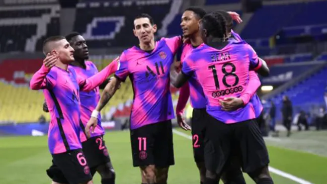 Jugadores del PSG festejan un gol ante Lyon