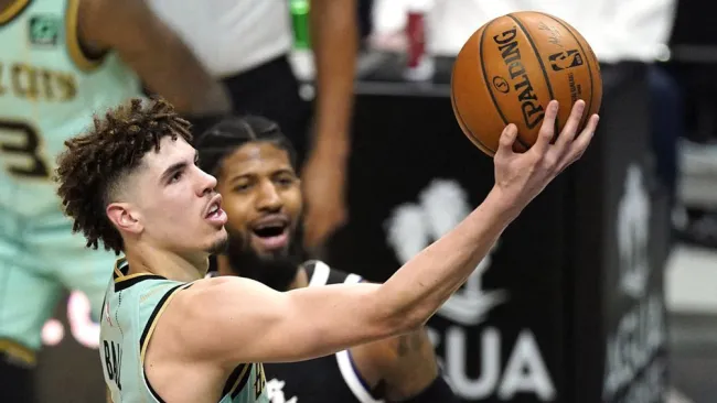 LaMelo Ball, en choque contra los Clippers