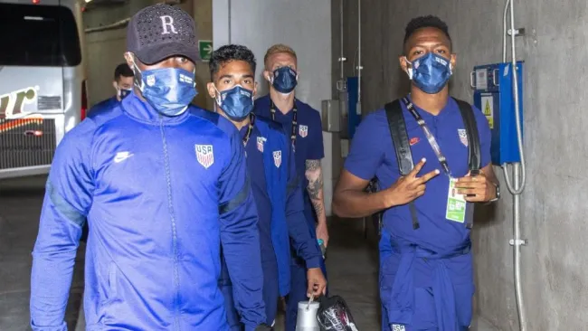 Jugadores de Estados Unidos previo al partido ante República Dominicana