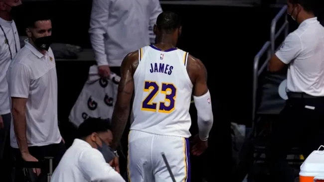 LeBron James en un partido de los Lakers