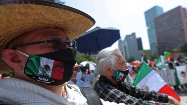 Protesta con cubrebocas en el Monumento a la Revolución 