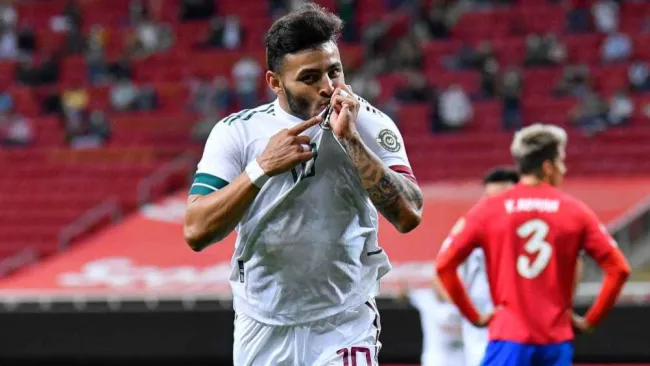 Alexis Vega en festejo con la Selección Mexicana