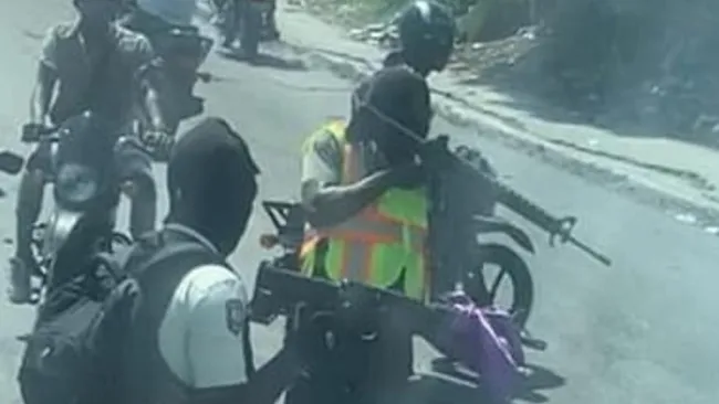 Comando armado hace un trato con la policía local