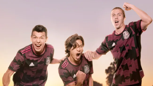 Chucky, Lainez y Córdova portando la nuevo playera