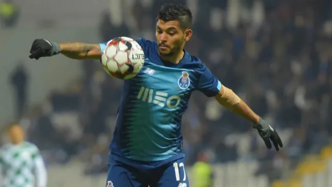 Tecatito Corona durante un partido con el Porto