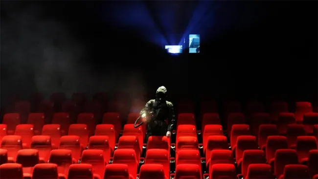 La sanitización de una sala de cine 