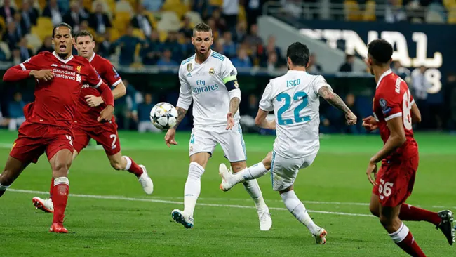 Jugadores del Liverpool y Real Madrid en la final de Champions 