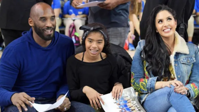 Kobe, Gianna y Vanessa Bryant en un partido de basquetbol colegial