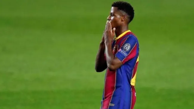 Ansu Fati durante un partido con Barcelona